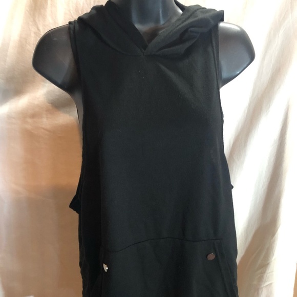 Adorable black tank top w pockets - Picture 1 of 5